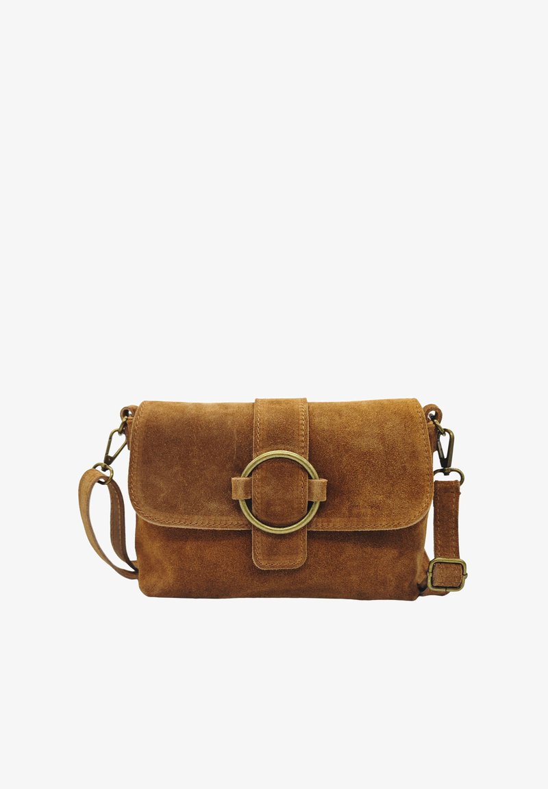 Sac bandoulière en daim marron avec fermeture à rabat, accent en métal circulaire, sangle ajustable et texture douce. Design compact avec un minimum de détails.