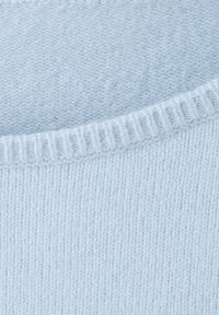 Tessuto lavorato a maglia di colore azzurro chiaro con colletto a costine e motivo a trama testurizzata.