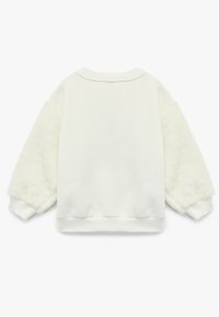 Biały sweter z teksturowanymi, puszystymi rękawami. Gładki materiał na korpusie, ściągacze przy mankietach i dolnym wykończeniu. Design z okrągłym dekoltem zapewnia swobodne dopasowanie.