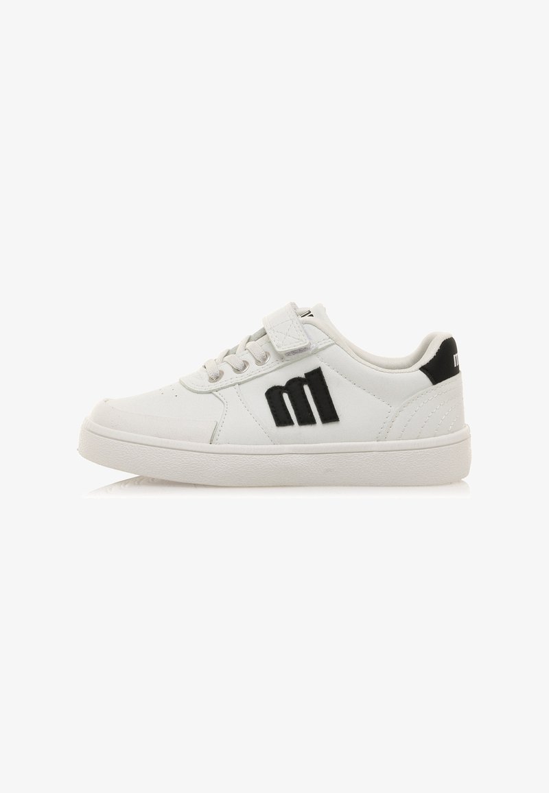Zapatilla deportiva sintética blanca con acentos negros, diseño con cordones y una correa de gancho y lazo. Cuenta con textura suave y suela de goma.