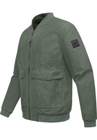 Maslinasto zeleni bomber jakna od laganog materijala, sadrži zip zatvarač sprijeda, dva velika prednja džepa i crnu oznaku s logotipom na rukavu.