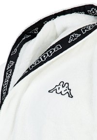 Weißer Bademantel aus weichem, strukturiertem Stoff. Verfügt über einen schwarzen Saum mit Kappa-Logo und einem kontrastierenden gestickten Logo auf der Brust.
