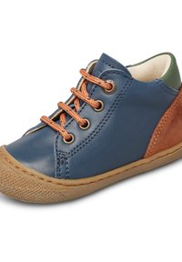 Chaussure en cuir bleu avec des accents en daim marron, bout rond, semelle en caoutchouc texturé et lacets orange. Comprend des œillets en métal et des détails de couture.