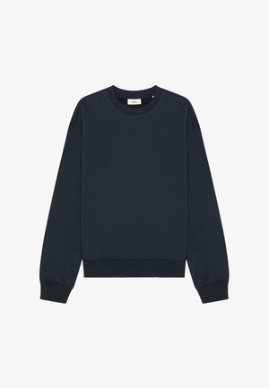 Marineblauwe crewneck trui met lange mouwen en geribbelde manchetten en zoom, plat neergelegd op een witte achtergrond.