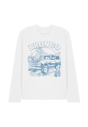 Langärmliges weißes Hemd mit blauem Grafikdruck eines vintage Bronco SUVs, der über felsiges Wüsten terrain mit Kakteen und Felsformationen fährt.