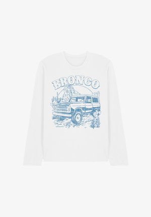 Langärmliges weißes Hemd mit blauem Grafikdruck eines vintage Bronco SUVs, der über felsiges Wüsten terrain mit Kakteen und Felsformationen fährt.