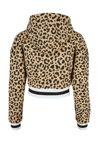 Kuttet hettegenser i beige stoff med svart leopardmønster. Har glidelås foran og hvit-svart stripete kant og mansjetter. Vist bakfra.