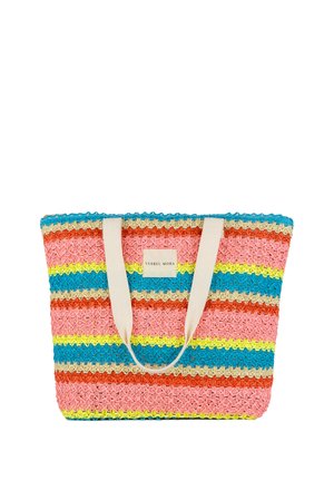 Bolso tejido a rayas coloridas con asas crema y una pequeña etiqueta rectangular que dice "YSABEL MORA" en el centro frontal.