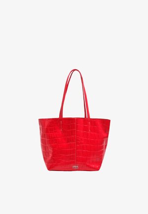 Rdeča torba iz blaga z teksturo krokodila, z dvema ročajema in majhno srebrno značko "Bimba y Lola" na spodnjem sredinskem delu.