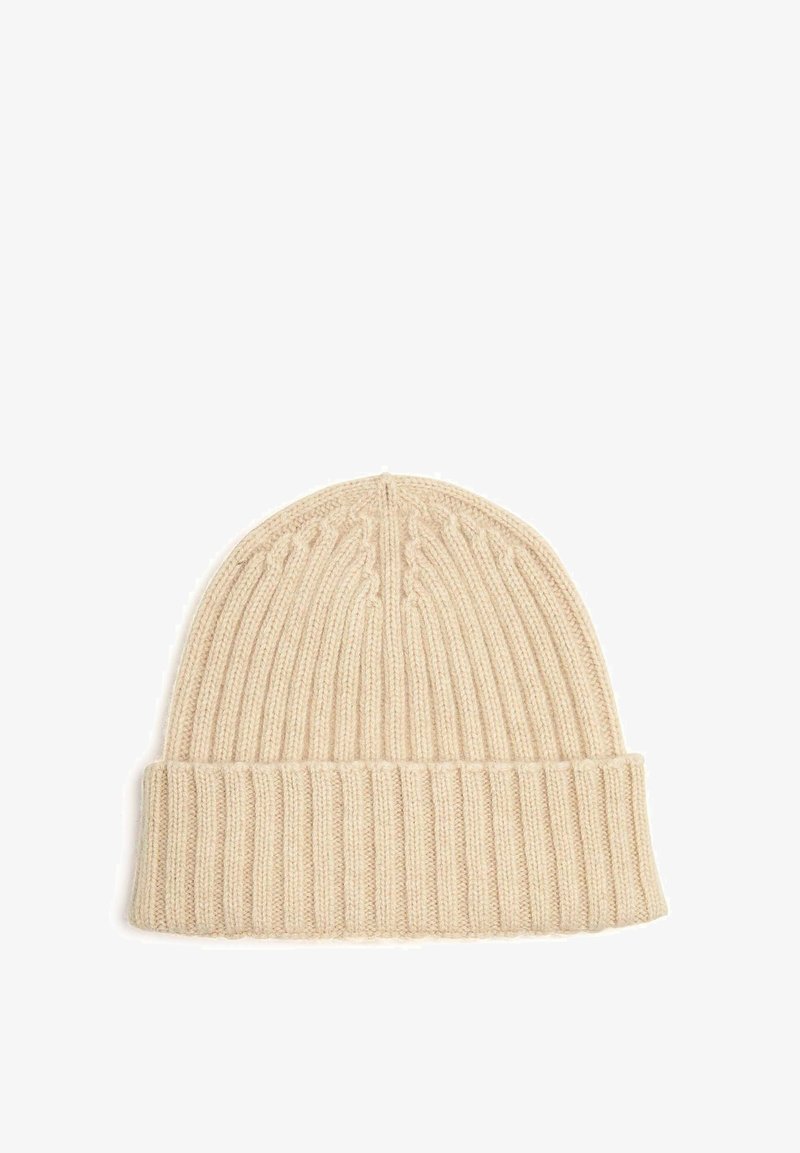 Beige neulottu pipo, jossa on ribbikuvio ja käännetty reunus. Pinnassa on sileä pinta, jossa on hienovarainen kuvio ylhäällä.