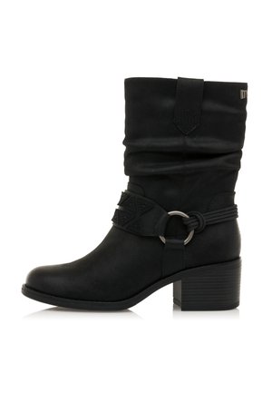 Bottine noire avec un dessus décontracté, décorée d'une sangle texturée et d'un accessoire circulaire, dotée d'un talon empilé. Matériau synthétique lisse.