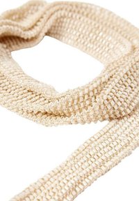 Cinturón de punto en beige claro con tejidos texturizados y cuentas tejidas, que presenta un diseño suave y flexible con bordes lisos.