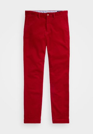 Pantaloni din corduroy roșii cu un design drept, având un material texturat, bucle pentru curea și o închidere cu buton frontal.