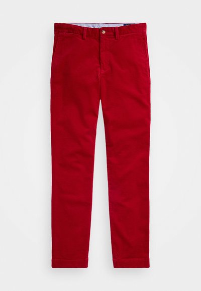 Röda kordbyxor med rak bendesign, featuring en texturerad tyg, bälteshällor och en knappstängning fram.