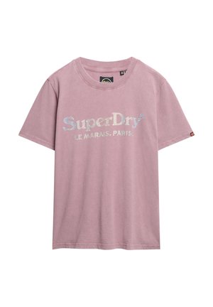 Roze katoenen T-shirt met korte mouwen, met zilveren glittertekst die luidt: "SuperDry LE MARAIS. PARIS." Ronde halslijn en relaxed fit.