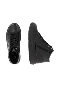 Baskets montantes noires avec un extérieur en cuir lisse, des lacets texturés, une fermeture éclair sur le côté et une semelle en caoutchouc avec un motif de crampons.