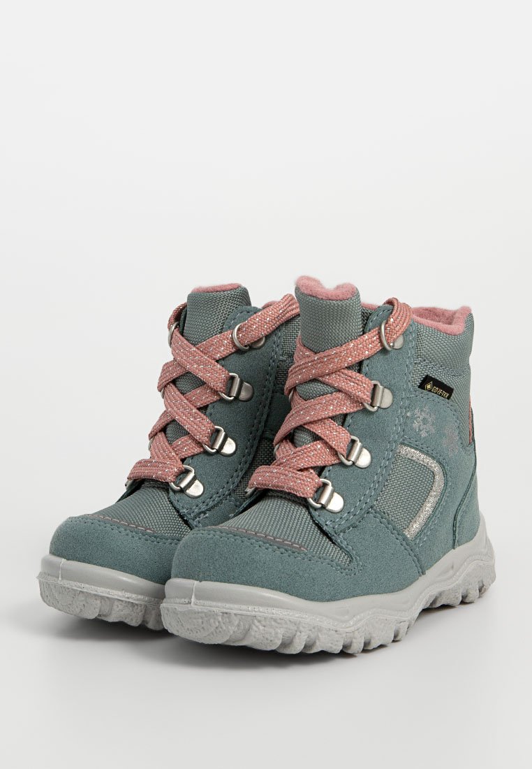 Türkisfarbene Wildleder-Hochschaftstiefel mit pinken Schnürsenkeln, gepolstertem Schaft und Gummisohlen. Verfügt über metallische Akzente und eine strukturierte Oberfläche für besseren Halt.