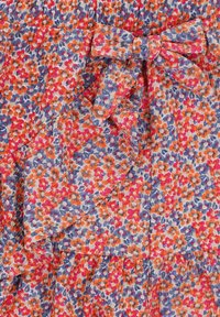Multicolor jurk met een bloemenpatroon in oranje, blauw en roze. Hij heeft een gerimpelde zoom en een strikdetail in de taille. Gemaakt van zachte stof.