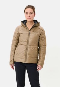 Beige geïsoleerd jack met een ritssluiting aan de voorkant, capuchon en doorgestikt ontwerp. Voorzien van een grijze binnenvoering en merklogo op de borst.