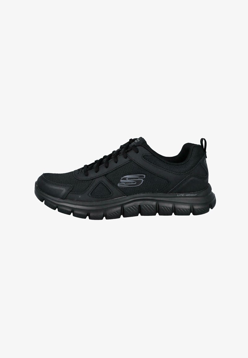 Zapatillas deportivas negras con parte superior de malla, cuello acolchado y logo en contraste. La suela es gruesa y texturizada para ofrecer mayor agarre y soporte.