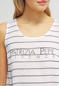 Canotta bianca con strisce orizzontali blu navy, con lettering in strass "PATRIZIA PEPE FIRENZE" sul petto. Tessuto leggero.