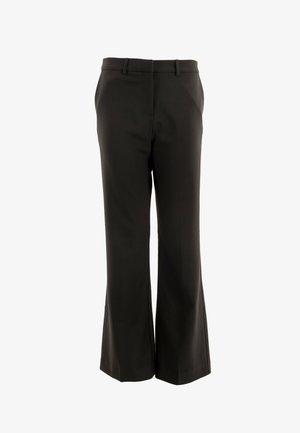 Pantalones de campana negros hechos de un material suave con una cinturilla, lazos para cinturón y un diseño a medida. Sin bolsillos visibles ni adornos.