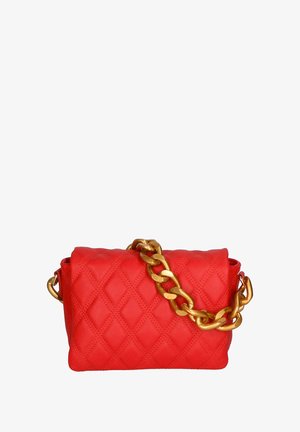 Borsa a tracolla in pelle rossa trapuntata con catena dorata. Presenta una forma rettangolare e un motivo a rombi in rilievo sulla superficie.