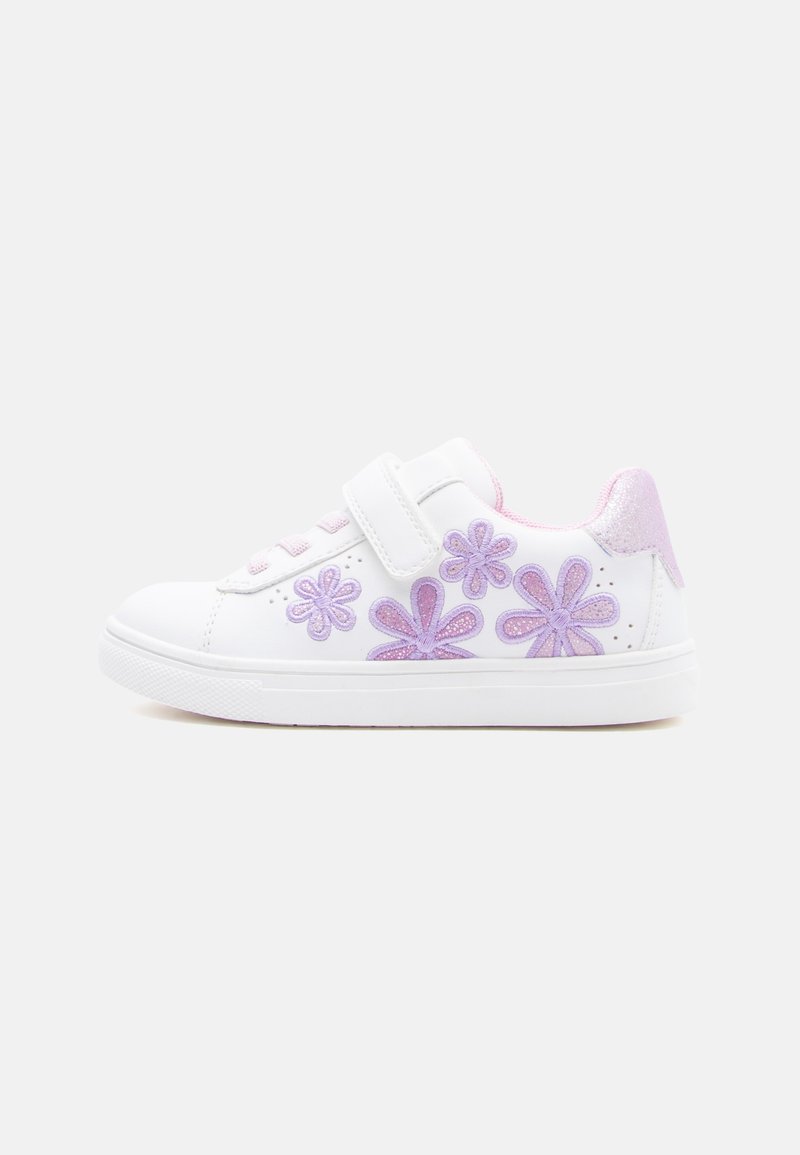 Baskets blanches pour enfants avec motifs de fleurs violettes, doublure intérieure rose et une sangle à velcro sur un fond blanc uni.
