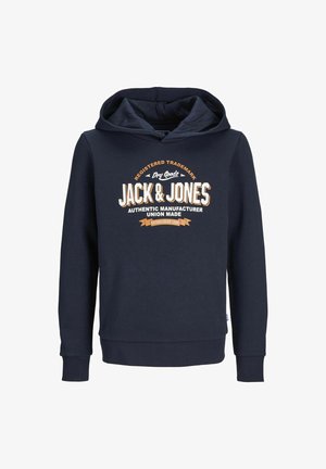 Granatowy hoodie i pasujące dresy wykonane z mieszanki bawełny. Hoodie ma logo w kolorze pomarańczowym; dresy mają naszywkę z logo. Białe sneakersy.