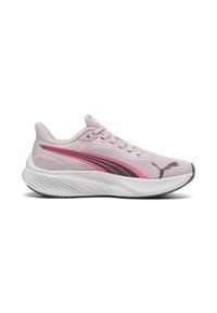Lys rosa treningssko med en pustende mesh-overdel, teksturerte syntetiske detaljer, svarte og rosa striper, og en hvit polstret såle.