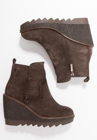 Bruna mockaskängor med kilklack och en texturerad svart plattform, sidodragkedja och ögla för enkel pådragning. Har en slät ovansida och formad passform.