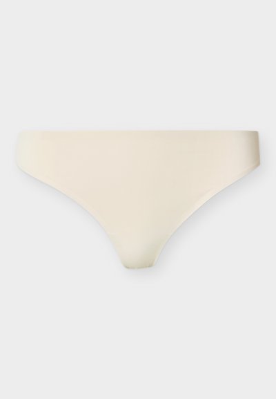 Μπεζ αδιάκοπο εσώρουχο στυλ μπικίνι με λεία ύφανση και χωρίς ορατές ραφές ή σχέδια, εμφανιζόμενο σε απλό ανοιχτό φόντο.