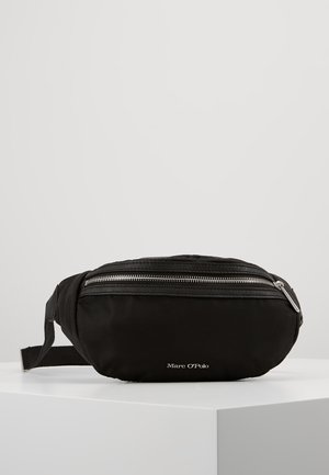 Czarna nerka Marc O'Polo z srebrnym suwakiem i regulowanym paskiem, umieszczona na białej powierzchni na tle o jednolitym kolorze.