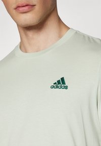 adidas Sportswear Camiseta básica - linen green