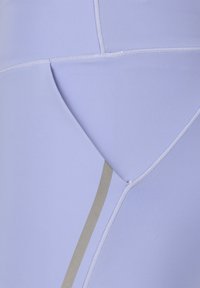 Ljust lavendelträningsleggings med en kontrasterande guldaccentrand, med en slät textur och en figurnära design.