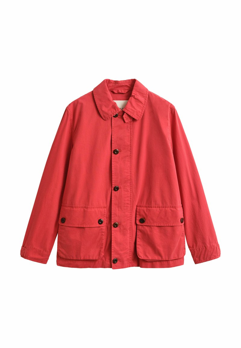 Veste décontractée rouge avec col, devant boutonné et deux grandes poches à rabat avec boutons sur le bas devant.