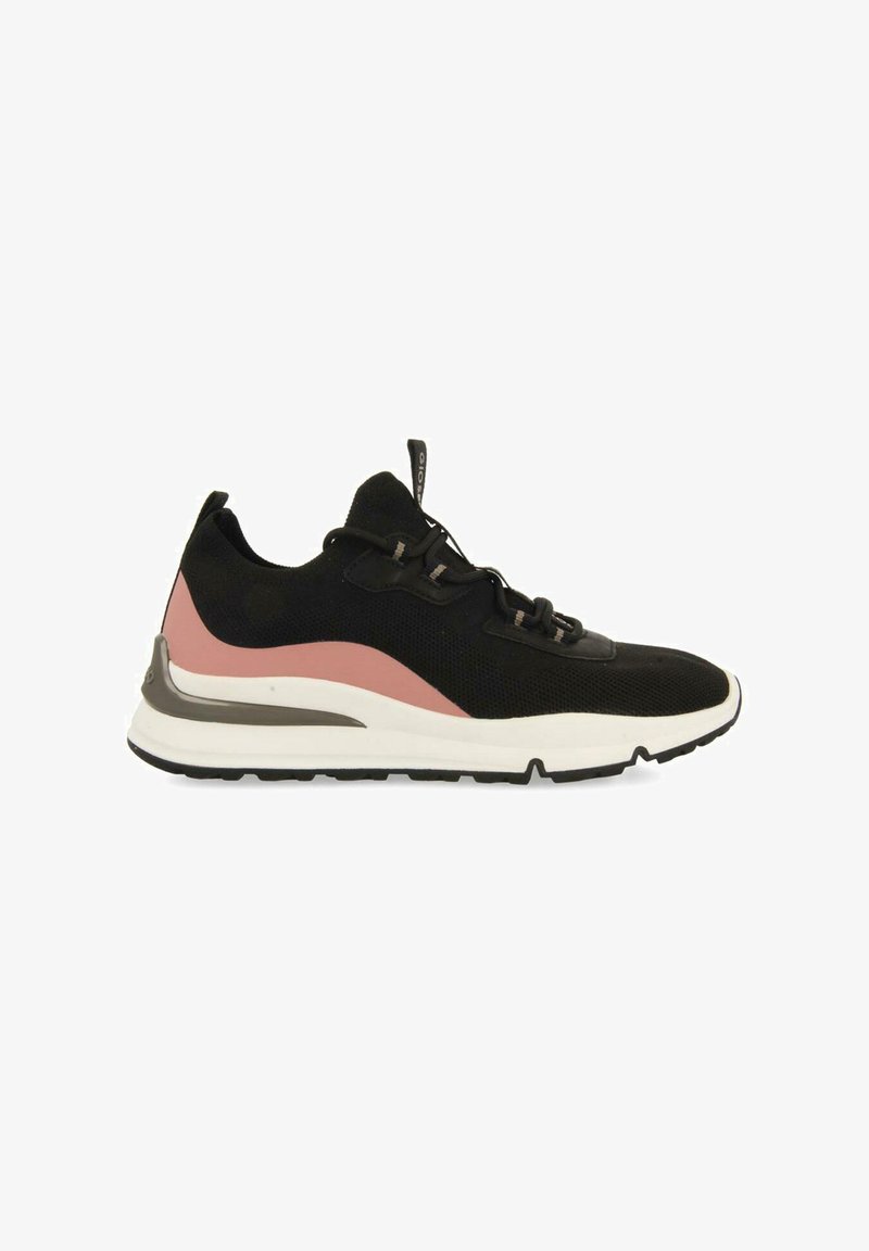 Zapatilla deportiva negra con acentos en rosa y gris, parte superior de malla texturizada, diseño de cordones, suela blanca acolchada y suela de goma.