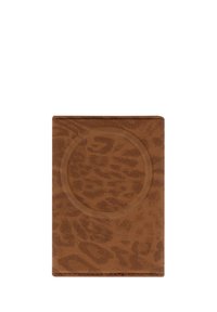Bruine vegan leren portemonnee met een gestructureerd, dierenprintontwerp en een ronde geperste detail aan de voorkant. Compacte en rechthoekige vorm.