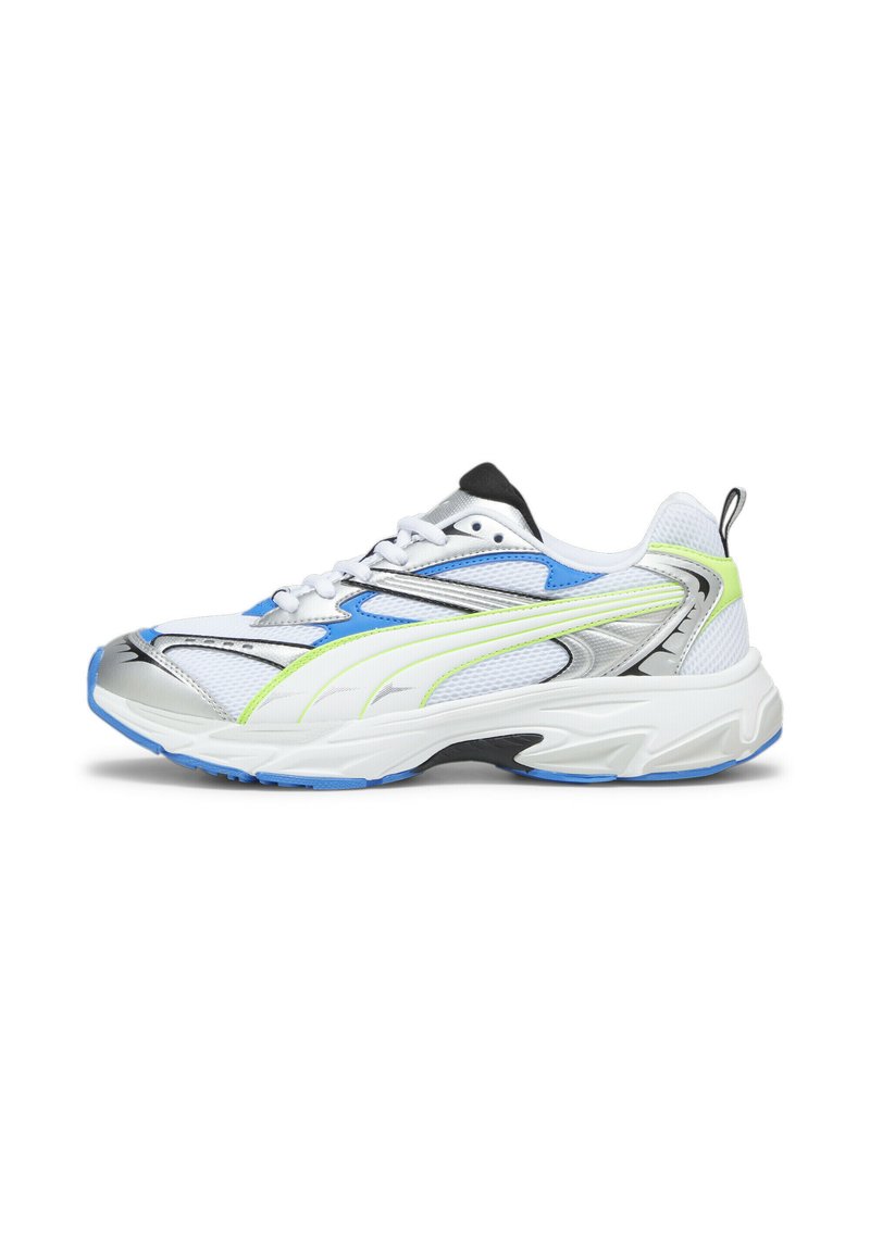 Weiße Sportschuhe mit silbernen Akzenten, blauen und limettengrünen Details. Sie verfügen über Mesh-Einsätze, eine dicke Sohle und eine schwarze Fersenkappe. Die Schnürsenkel sind weiß.