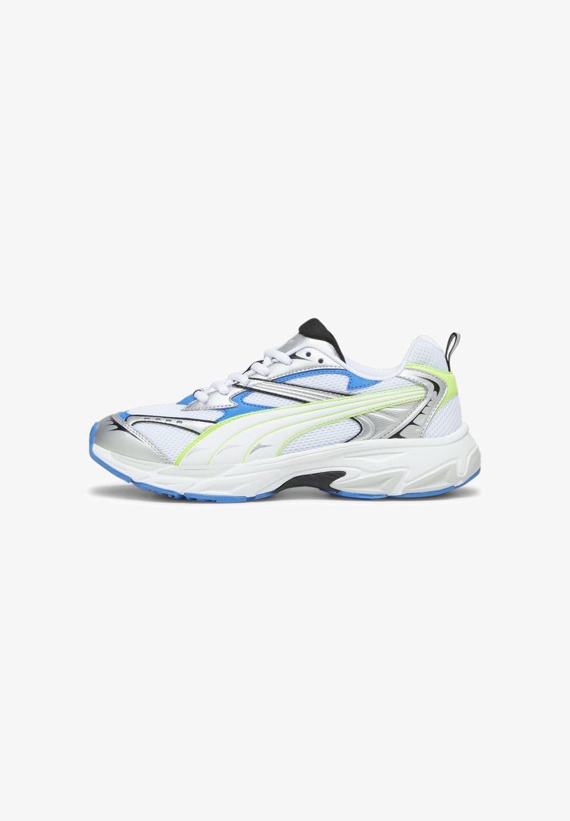 Weiße Sportschuhe mit silbernen Akzenten, blauen und limettengrünen Details. Sie verfügen über Mesh-Einsätze, eine dicke Sohle und eine schwarze Fersenkappe. Die Schnürsenkel sind weiß.