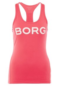 Korálově růžový top na ramínka s racerback designem, zdobený bílými perforovanými písmeny "BORG", hladká textura a přiléhavý střih.