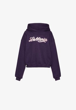 Ciemnofioletowa krótka bluza z kapturem z długimi rękawami i różowym napisem „La Mania” wyśrodkowanym na przodzie.