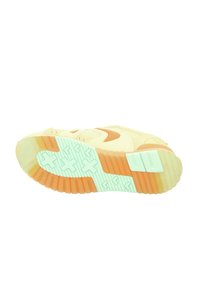 Sneaker mit einem strukturierten gelben Obermaterial, das orangefarbene Akzente aufweist. Durchscheinende mintgrüne Außensohle mit strukturierten Traktionsdetails.
