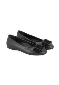 Zwarte leren ballerina's met een ronde teen, voorzien van een decoratieve zwarte stoffen strik aan de voorkant en een kleine, platte zool.