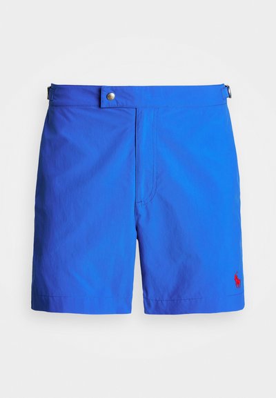 Niebieskie kąpielówki wykonane z lekkiego materiału, charakteryzujące się gładką fakturą, z zapięciem na guzik oraz małym czerwonym logo w dolnym lewym rogu.