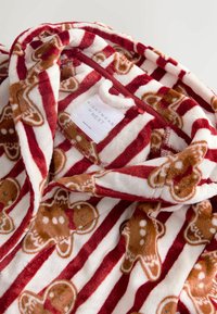 Flauschige rot-weiße gestreifte Nachtwäsche mit Lebkuchenmann-Motiven. Verfügt über eine weiche Textur und ein Etikett mit der Aufschrift "NACHTWÄSCHE von NEXT."