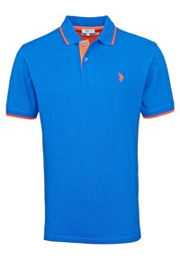 Polo bleu à manches courtes avec bordure orange sur le col et les manches, deux boutons et petit logo brodé orange sur la poitrine gauche.