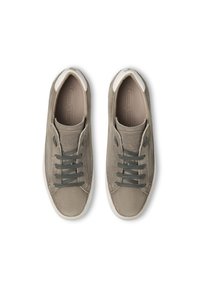 Sneaker grigi in suede con accenti bianchi, design con lacci e superfici testurizzate. Presenta un colletto imbottito e un logo sulla soletta.
