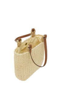 Geweven rieten handtas met een lichtbeige buitenkant, bruine leren handvatten en geknoopte accenten. Voering met drukknoopsluiting.
