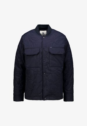 Marineblau gesteppte Jacke mit zwei Fronttaschen, Druckknöpfen, geripptem Kragen und einem strukturierten Muster auf dem Stoff. Kompaktes und leichtes Design.